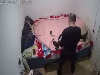 弟弟去深圳出差臨走在臥室偷裝監控當天下午就拍到媳婦和哥哥下班後回來偷情看樣子應該不是第1次
