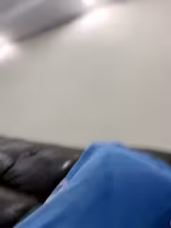 長發氣質頗佳的顏值妹子，制服誘惑在真皮沙發上無套啪啪，猛烈操操死去活來