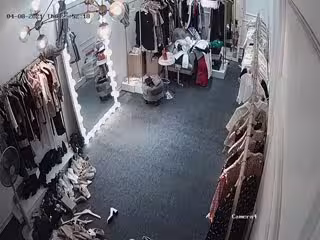 《監控㊙️破解入侵極品》潮牌服裝店真實記錄風韻猶存氣質老闆娘日常試穿店內衣服一對車大燈太極品了看硬好幾次完整版(1)