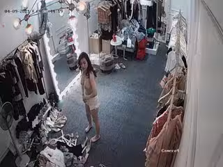 《監控㊙️破解入侵極品》潮牌服裝店真實記錄風韻猶存氣質老闆娘日常試穿店內衣服一對車大燈太極品了看硬好幾次完整版(2)