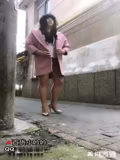 妖艷風騷可愛TS小吟吟，人來人往的巷子露出，電車的大叔還瞟了一眼，成功擼射在馬路上 好刺激呀！