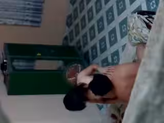 半夜趴透氣窗台偷窺鄰居小兩口過性生活，嫂子的皮膚白皙奶子夠大很是讓人羨慕