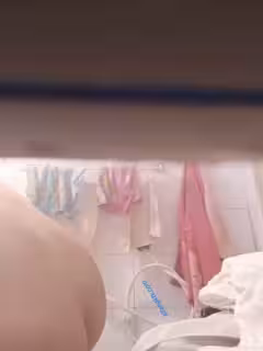 幫隔壁的女生通馬桶的時候 偷偷藏了一個攝像頭 偷拍她洗澡 身材很有料