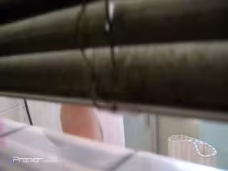 【洗浴偷拍】偷拍鄰居小妹洗澡，邊洗澡邊看電視好享受的樣子，為拍臉不慎差點被妹子被發現趕緊跑2