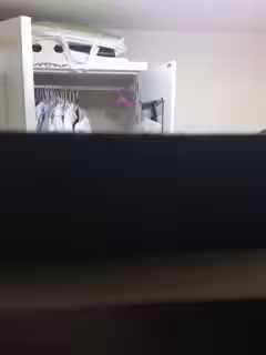 變態房東趴窗偷窺美女房客洗澡前全裸打電話浴後對著風扇吹穴騷貨下面毛挺多的
