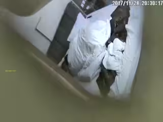 【稀缺360】短髮苗條妹子跟男友酒店開房啪啪，身材好細腰蜜桃臀，感覺到了直接騎在男友身上瘋狂搖擺抽插
