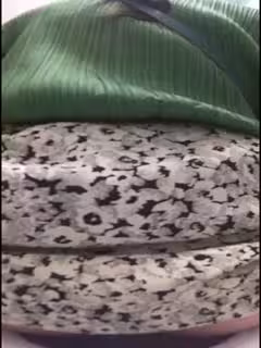 最新流出寫字樓坐廁偷拍白領姐姐上廁所噓噓綠衣姐姐貌似發現了攝像頭對著鏡頭看來看去