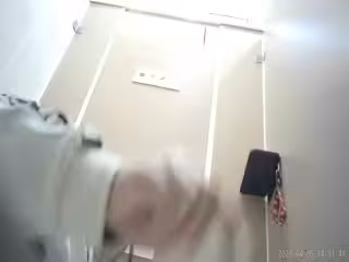 最新商城廁所雙鏡頭TP超級漂亮的大眼學生妹噓噓