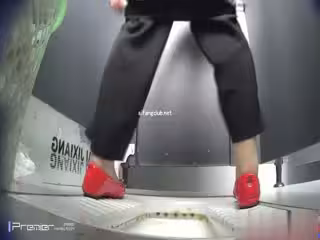最新校園廁拍後機位系列5 學妹們的黑森林看起來都挺乾淨