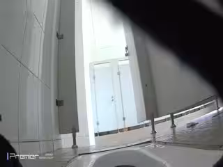 最新校園廁拍後機位系列6 外表清純的學妹黑森林很是茂盛 以後可能也是個大騷逼