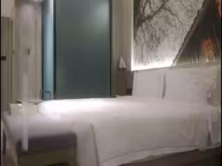 做生意的老闆網約高顏值外圍氣質美女被狠狠的干很耐操搞的氣喘吁吁讓她大聲的叫妹子說自己經驗不足國語