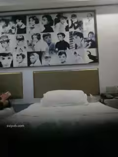 「包夜可以讓你多來2次,還是先給錢吧」,漂亮美女小姐談好價錢後就被中年男扒光衣服掰開雙腿狠狠抽插,陰毛又黑又旺,國語!