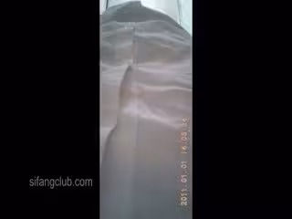 性感的御型女神 條紋絲襪白襯衫尿尿，抱有很多幻想啊，那張臉簡直有韻味極了！