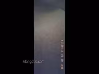 性感牛仔少婦 裡面還不忘穿絲襪，真騷，看著她一下子脫下牛仔褲，脫下絲襪內褲，這般美妙的尿尿聲！