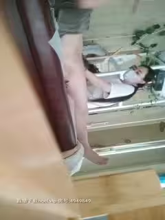 眼鏡騷男小保健按摩完再讓妹子打飛機，漂亮妹子撩起衣服舔白皙奶子，抹上精油擼管高潮射精