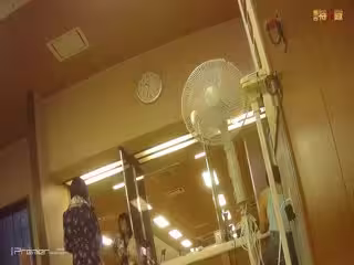 外站流出高校浴室偷拍大學生美眉更衣室換衣服美麗的僮體