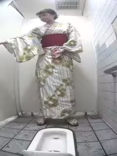 外站最新流出路邊蹲廁偷拍有幾個顏值不錯的美眉噓噓毛毛性感