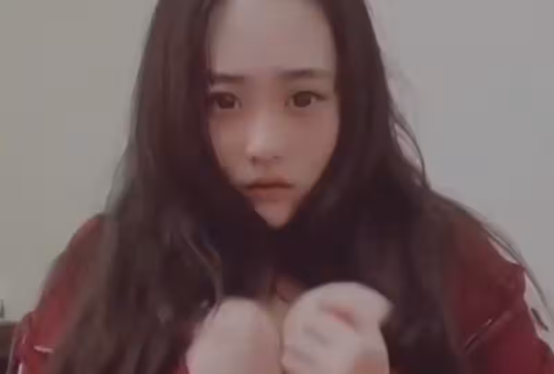 爆乳把運動服撐開了!