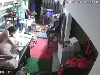 黑客破解家庭網絡攝像頭偷拍年輕小夫妻洗完澡在雜亂的的沙發床上六九做愛