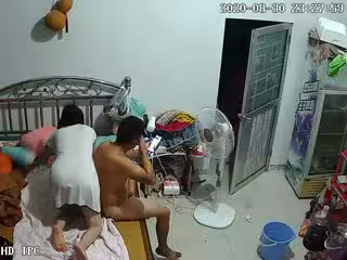 黑客破解家庭網絡攝像頭監控偷拍皮膚黝黑哥一邊看抖陰一邊和媳婦干炮幹完在旁邊桶里尿尿