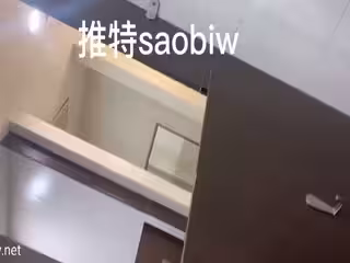 二月新流出推特廁拍大神SAOB潛入商場女廁意外偷拍到兩位揉BB的小姐姐