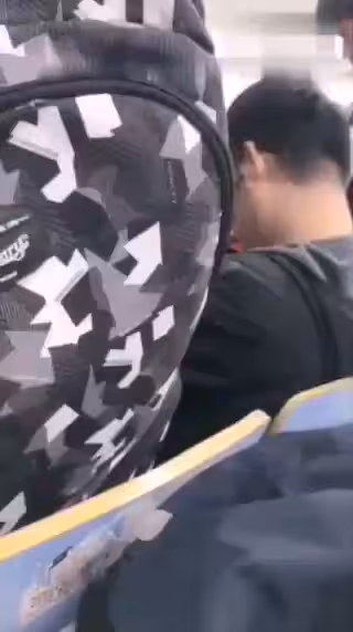 [短視頻區] 上課自慰，旁邊還有一個男的