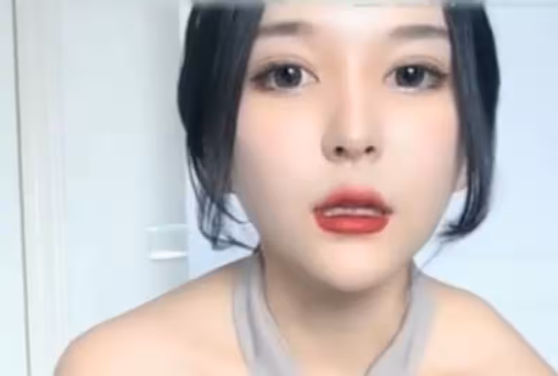 旗袍女神鏡頭前搔首弄姿!