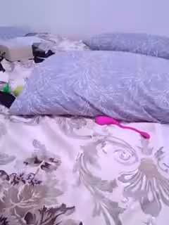 姐妹一起玩直播，露臉全裸道具自慰，把妹妹抱在懷中給她吃