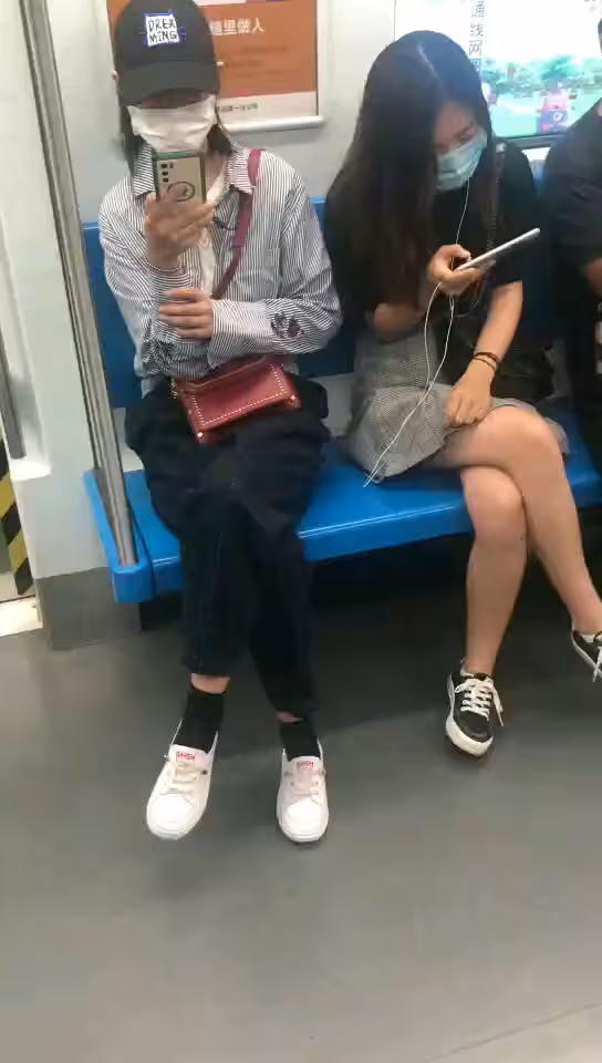[短視頻區] 沾了點到腿上差點被發現。真想讓人撩起裙子直接插b里射