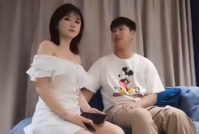 白衣妹子不但长的好看身材也是不错!