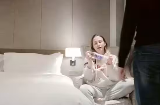 異域風情漂亮小姐姐，膚白胸大腿長，激情啪啪連干兩炮