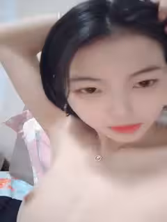 相貌清純的新人貧乳妹子，模特身材黑絲大長腿，全裸自慰，月經來了帶個保險套插穴，流了很多血第03集