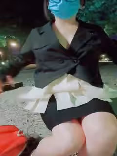 喜歡刺激的小少婦深夜戶外陪狼友騷，公園內漏出騷奶子揉捏給狼友看，逼逼塞著跳蛋自慰，不遠處坐著好大哥第01集