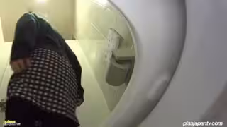 極品黑絲女下班尿急WC近景特寫偷拍雙洞紅粉超刺激