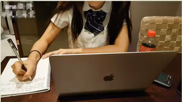 風月海棠10月最新出品-給制服班花學妹補習禁不住誘惑,推倒桌子上胯下無套爆操,淫水浪叫