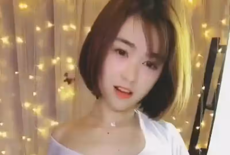 神似藝人小網紅護士服性感裝熱舞給鐵粉們看