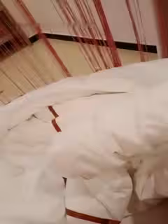 紅色內衣漂亮妹子在睡覺脫~下內褲露逼誘惑翻身退下內褲露出嫩逼毛毛挺多很是誘惑喜歡不要錯過