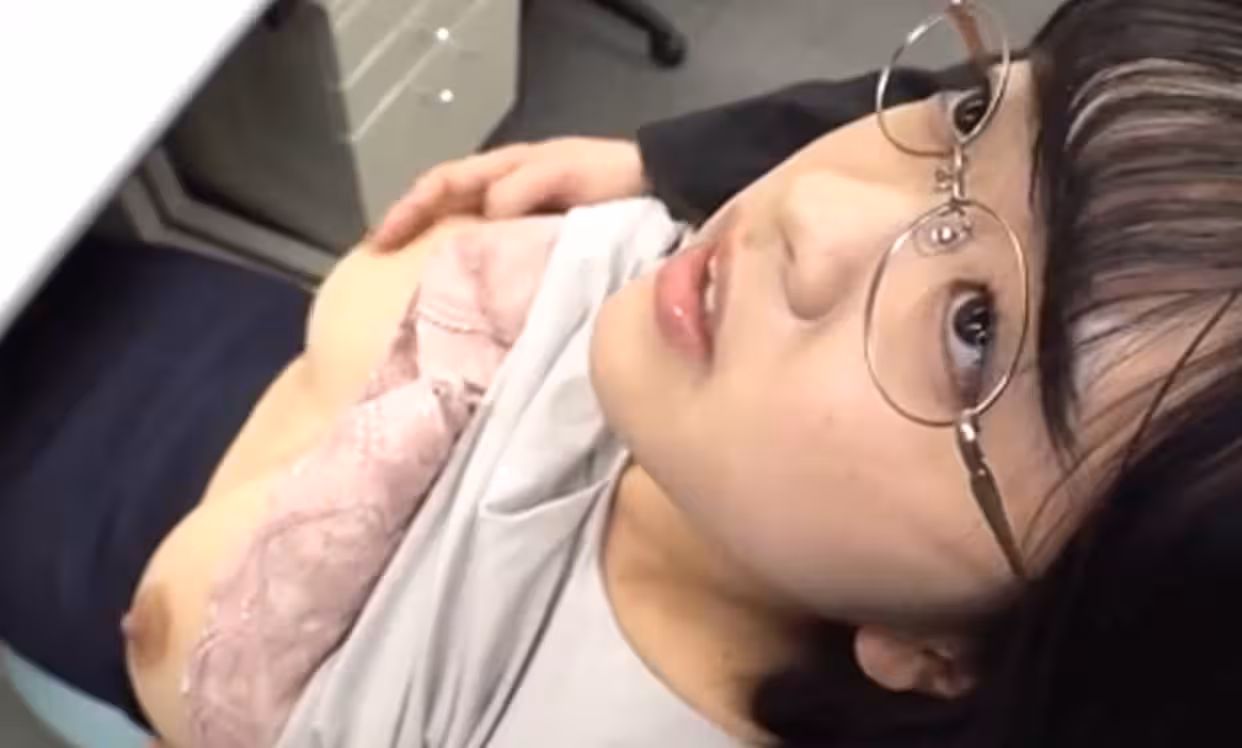 LULU-070 沒想到外號「三十眼鏡」的清醒巨乳前輩OL~竟然會和麻麻的變態乳頭髮生性關係……！麻奈未來