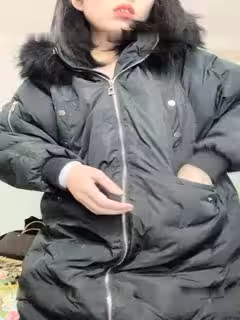 黑衣短髮妹~子開襠絲襪在家把大黑牛綁在腿上再戶外附近毛坯房露逼震動自慰很是誘惑喜歡不要錯過