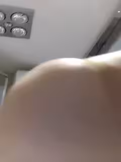 逼逼粉嫩騷氣少婦酒~店漏奶漏逼秀 掰開嫩逼廁所尿尿毛毛颳了 很是誘惑喜歡不要錯過
