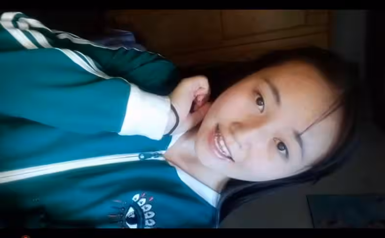 清純外表藝校妹子穿著運動服自導自演，把衣服脫了讓導演看身材