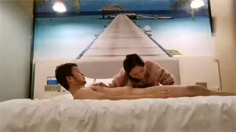 洗浴會所認識的性感美女按摩技師,私下接單約到酒店啪啪,腰細屁股翹,小伙不停稱讚她漂亮,各種姿勢用盡全力狠狠干.國語!