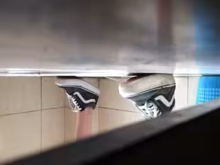 外語系高顏值四眼洋妞，挺拔的鼻子 滴答滴答的尿尿像下小雨，尿完接著滴血 應該是大姨媽來探親了！