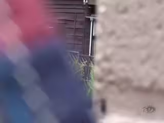 漂亮韻味美少婦尿急苦於找不到廁所，便在小車後面顧不了那麼多了，褪下內褲嘩啦啦就尿了 那緊張的表情看爽了！