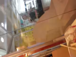商城廁所TP低胸弔帶胸部印廣告loge的高挑模特妹噓噓