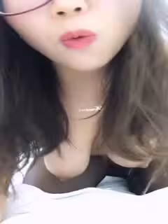 眼鏡斯文美女主播光著身子和狼友聊性知識她逼逼目前有炎症