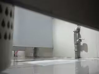 冷艷少婦空姐 性感小逼逼安靜地尿尿！