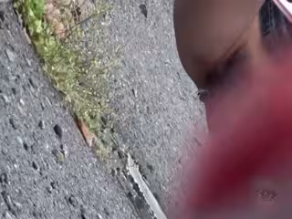 媚騷少婦大街上尿急，想不出好法子，只好愚蠢的躲在小車後面撒尿尿，緊張地左看右看，就怕被發現！