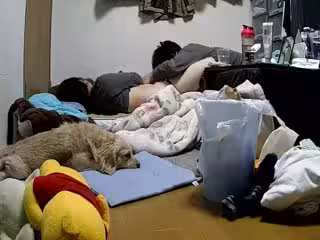 民宅家用攝像頭被黑TP老公睡醒了起身撫摸還在睡夢中的媳婦扒掉內褲又舔又摳終於把她弄醒激情互搞
