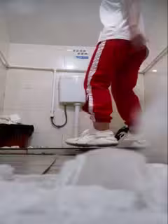 國內某大專校園衛生間全景固攝TP嫩學妹噓噓7